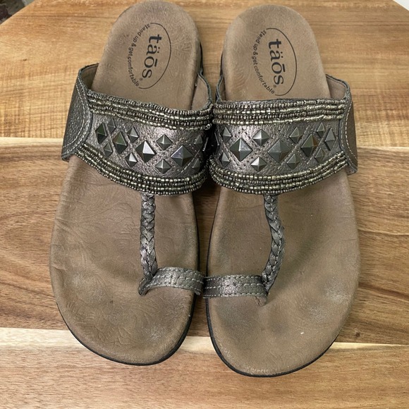 Taos Genie Bronze Metallic Embellished Toe Thong Sandals Womens Size 7 - Picture 1 of 7